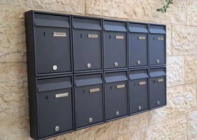 תיבות דואר אפור כהה מגורען עם קלאפות חיצוניות